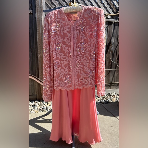 Black Tie Olga Cassini size 4 coral two piece skirt and beaded top - Picture 1 of 4